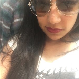 Meet your Posher, Vee